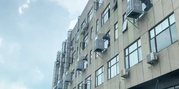 注塑廠房車間降溫安裝工業(yè)環(huán)保空調(diào)竟然比風(fēng)扇還省電！