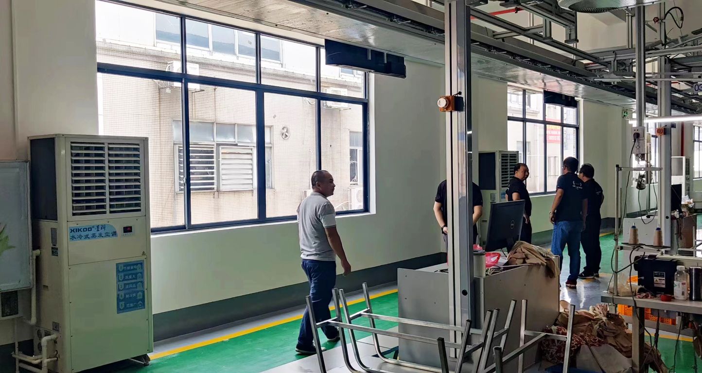 制衣廠廠房降溫工業(yè)蒸發(fā)省電空調(diào)案例.jpg 制衣廠廠房降溫工業(yè)蒸發(fā)省電空調(diào)案例.jpg